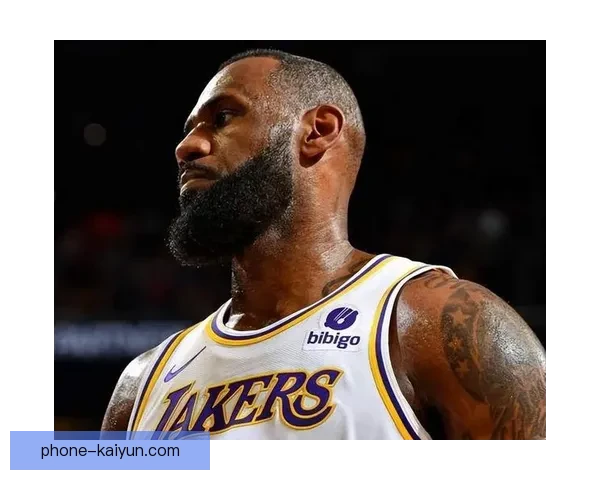 湖人詹姆斯关键三分助队逆转 勇士新赛季表现引热议